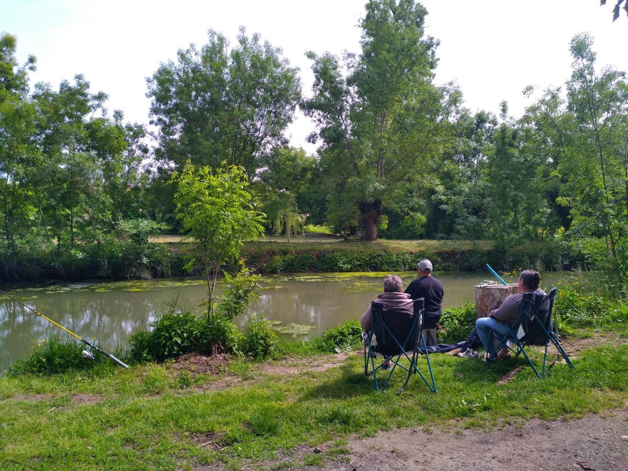 La Ferme Du Marais Poitevin - Roulotte Hotell Benet Exteriör bild