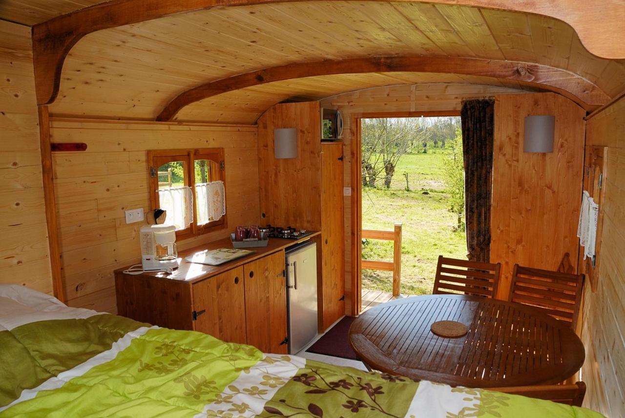 La Ferme Du Marais Poitevin - Roulotte Hotell Benet Exteriör bild