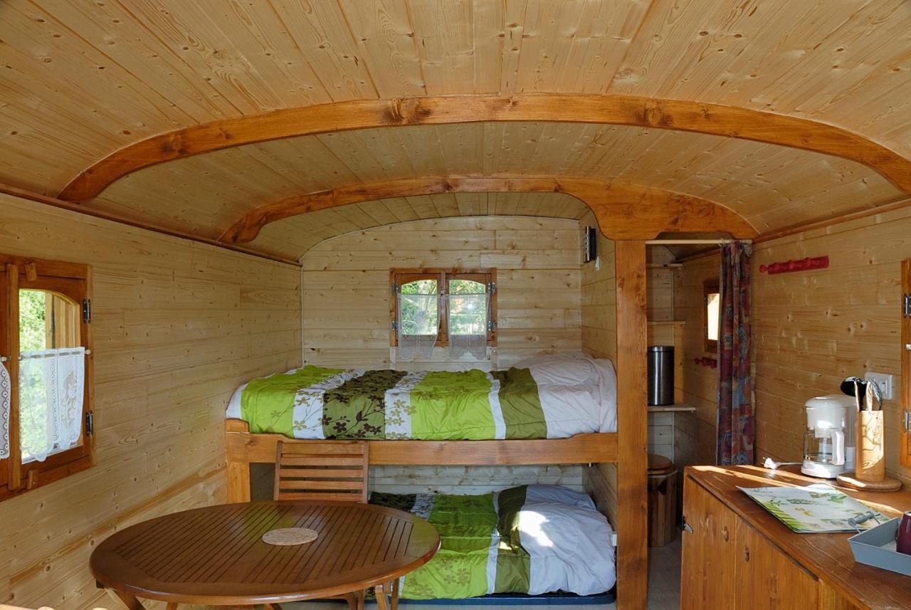 La Ferme Du Marais Poitevin - Roulotte Hotell Benet Exteriör bild