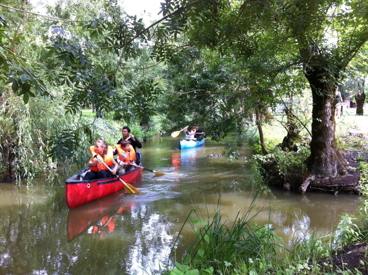 La Ferme Du Marais Poitevin - Roulotte Hotell Benet Exteriör bild