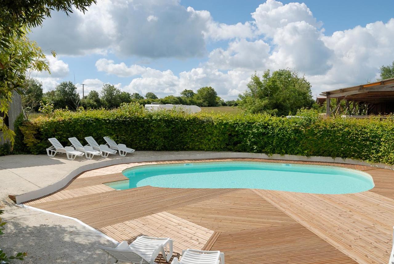La Ferme Du Marais Poitevin - Roulotte Hotell Benet Exteriör bild