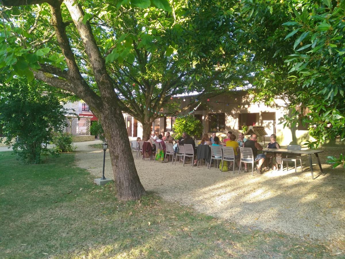 La Ferme Du Marais Poitevin - Roulotte Hotell Benet Exteriör bild