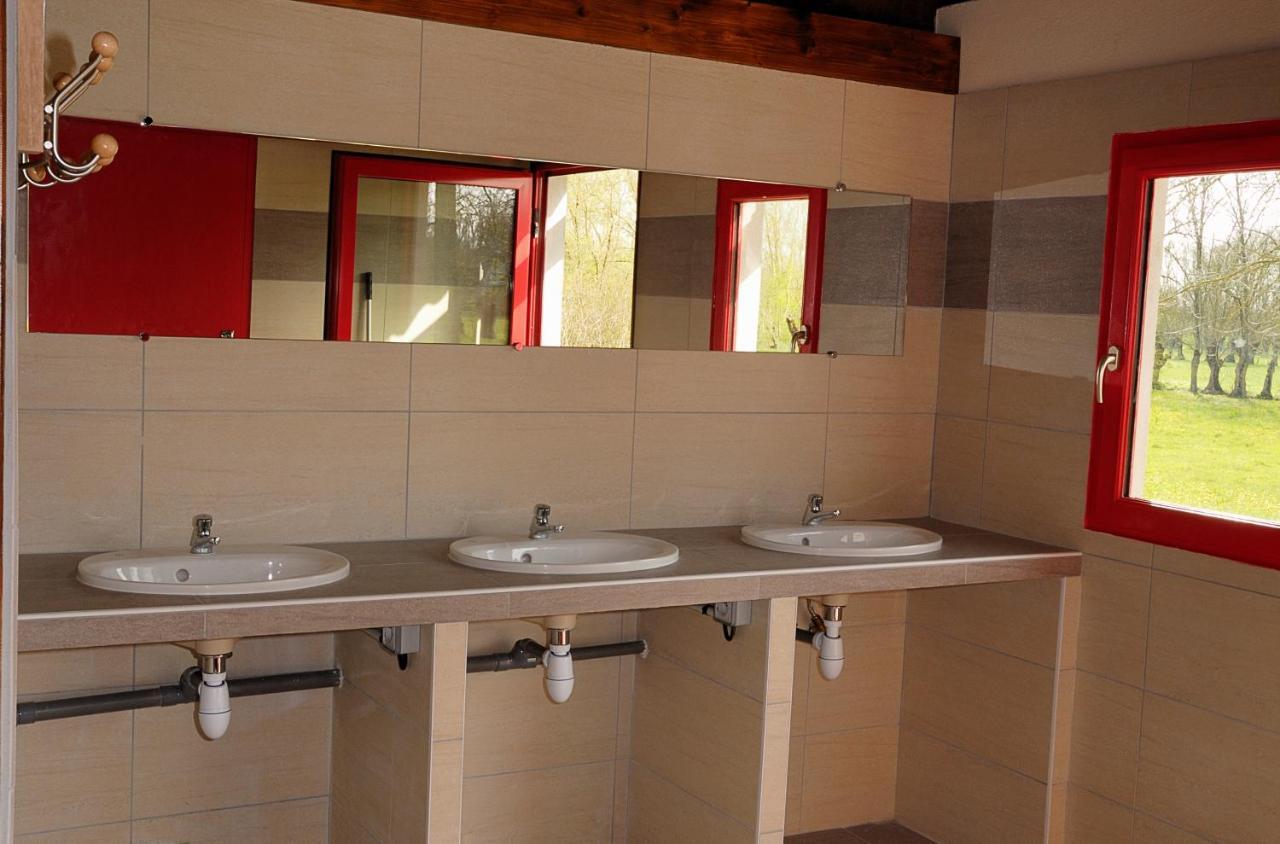 La Ferme Du Marais Poitevin - Roulotte Hotell Benet Exteriör bild